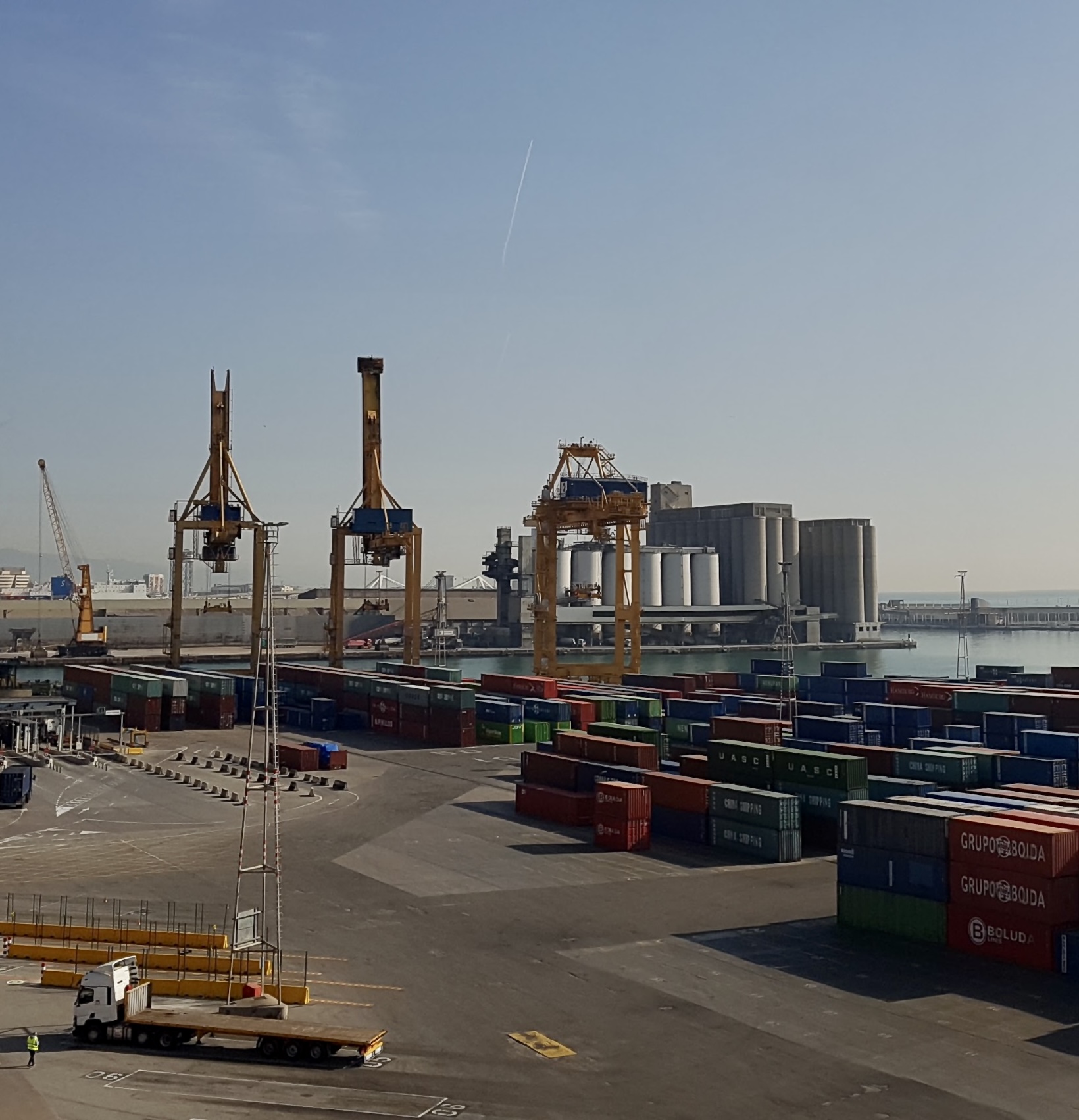 Agente de aduanas puerto de barcelona